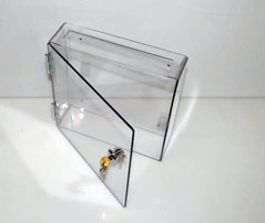Plexiglas kastje met slot en kabeldoorvoer op maat gemaakt voor o.a. het beveiligen van uw decoder  of modem in hotels en vakantiehuisjes 